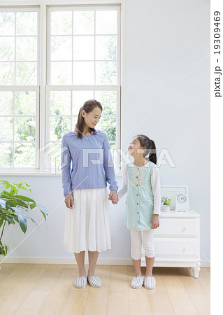 手を繋いで立つ母と娘 19309469