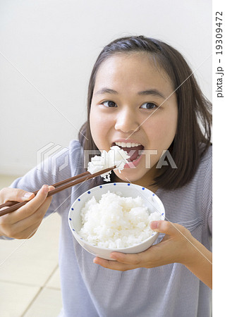 ごはんを食べる女の子の写真素材