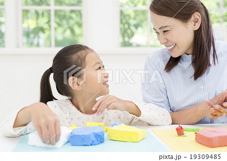 粘土で遊ぶ母と娘 19309485