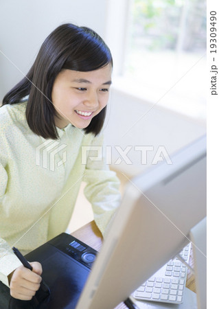 パソコンを見る女の子 19309490