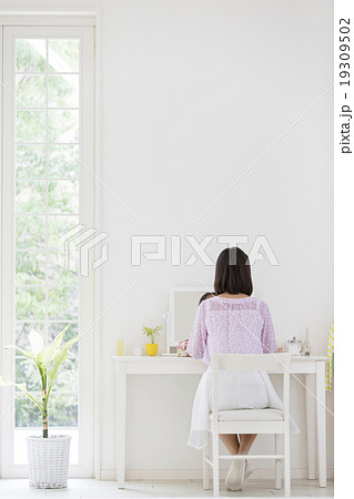 イスに座る女の子の後ろ姿の写真素材 19309502 Pixta