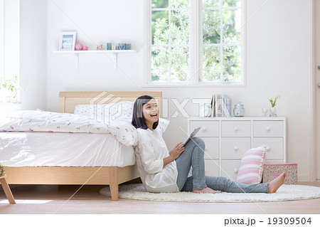 タブレットPCを持つ女の子 19309504