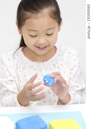 粘土で遊ぶ女の子 19309560