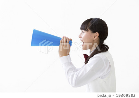 メガホンを持って叫ぶ女子中学生 19309582