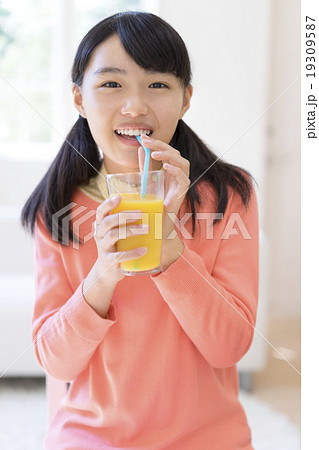 ジュースを飲む女の子の写真素材