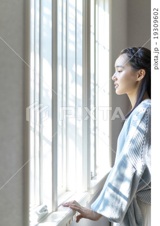 窓辺にたたずむ女の子 19309602