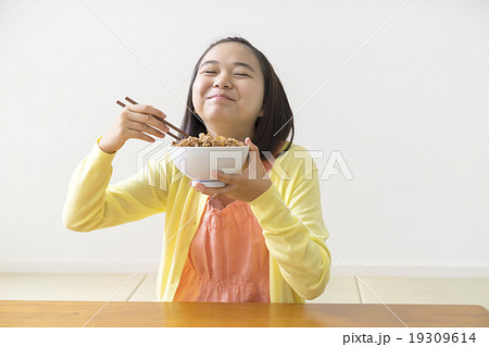 牛丼を食べる女の子の写真素材