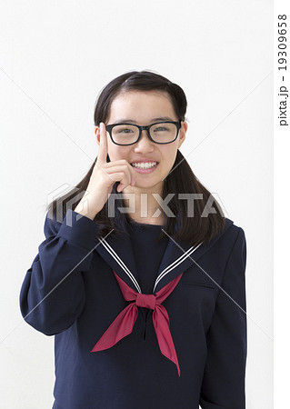 眼鏡をかけた女子中学生 19309658