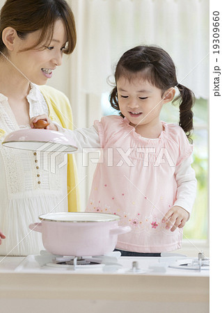 鍋の蓋を開ける女の子 鍋の蓋を開ける女の子 19309660