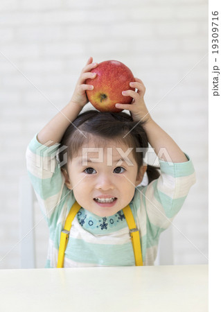 リンゴを頭にのせる女の子 19309716