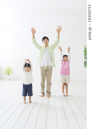 両手をあげて立つ日本人家族 19309755