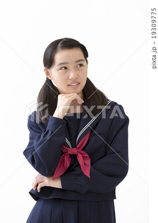 考える女子中学生 19309775