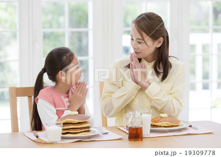 いただきますをする母と娘 19309778