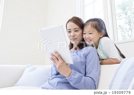 タブレットPCを見る母と娘 19309779