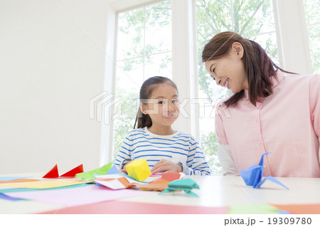 折り紙で遊ぶ母と娘 19309780