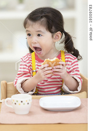 ドーナツを食べる女の子の写真素材