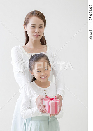 プレゼントボックスを持つ母と娘 19309809