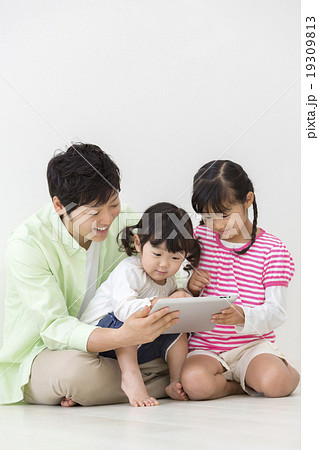 タブレットPCを見る親子 19309813
