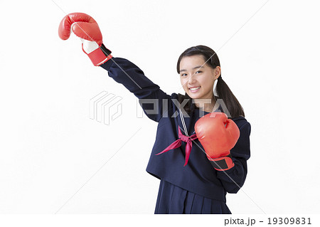 ボクシンググローブをつけた女子中学生 19309831