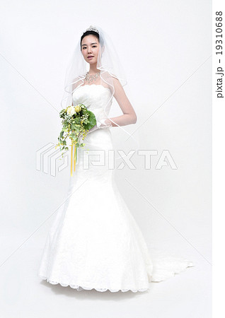 バリエーション豊かで使いやすい白背景ウェディング・ブライダル人物写真 19310688