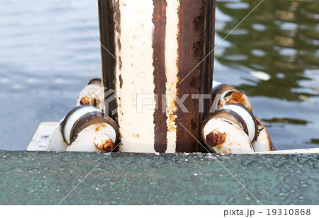 Metal roller on rusted old post at boat raft 19310868