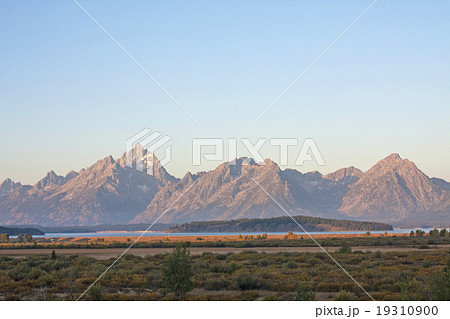朝陽に照らされるティトン山脈　グランドティトン国立公園 19310900