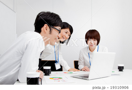 ビジネス 会議室の打合せシーン テーマ設定(社内会議) ビジネス 会議室の打合せシーン テーマ設定(社内会議) 19310906