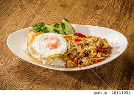 ガパオライス　タイのグルメ　 Phad Bai Gaprao Gai Sap Thai dish 19311055