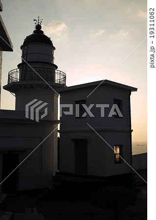 台湾　高雄　旗後灯台のシルエット 19311062