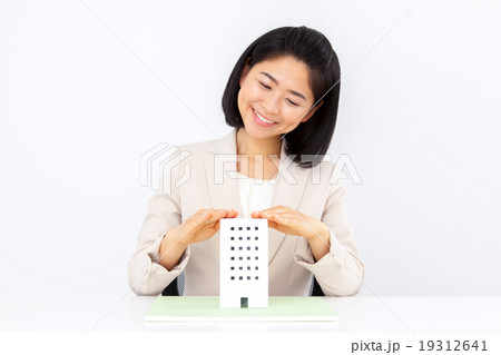 ビジネスウーマン　オフィスビルと女性 19312641