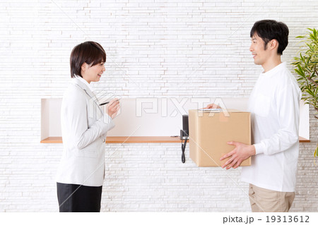ビジネス 荷物の集荷をする 女性と宅配員 ビジネス 荷物の集荷をする 女性と宅配員 19313612
