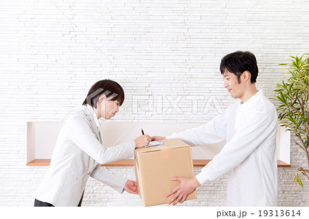 ビジネス 荷物の受取をする女性と宅配員 ビジネス 荷物の受取をする女性と宅配員 19313614