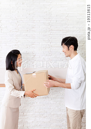 荷物の配達員とビジネスウーマン　お届けイメージ 19313615