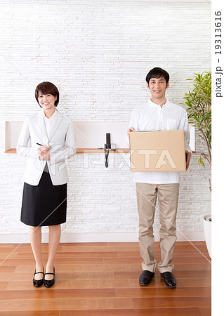 荷物の配達員とビジネスウーマン　お届けイメージ 19313616