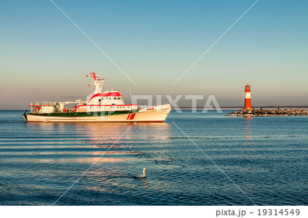 Mole and ship in Warnemuende 19314549