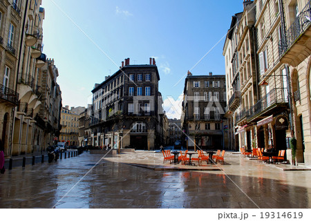 Bordeaux square with cafe Bordeaux square with cafe 19314619