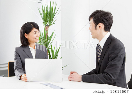 ビジネス パソコンを見る男女営業マンの写真素材