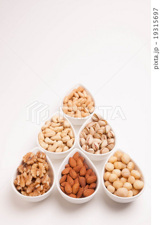 ナッツ各種（アーモンド、カシューナッツ、マカダミアナッツ、ピスタチオ、ピーナッツ、クルミ） 19315697