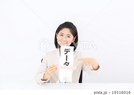 データーを削除するビジネスウーマン　シュレッター 19316016