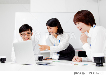 ビジネスシーン　社内会議のビジネス男女 19316258