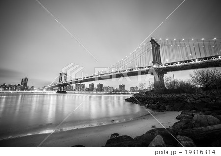 Manhattan bridge at dusk, New York City. Manhattan bridge at dusk, New York City. 19316314