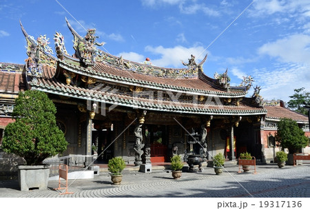 台湾　台北　三大廟門　大龍峒保安宮（だいりゅうどうほうあんぐう）　前殿 19317136