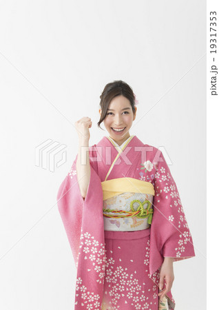 着物でガッツポーズ 19317353
