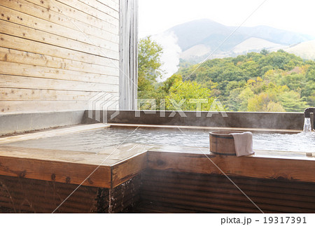 温泉　露天風呂の風景　湯けむり情緒　温泉イメージ 19317391