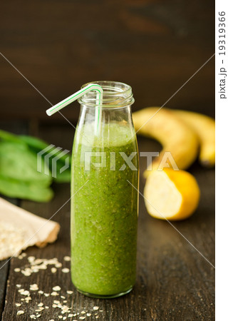 fresh detox green smoothie with spinach 19319366