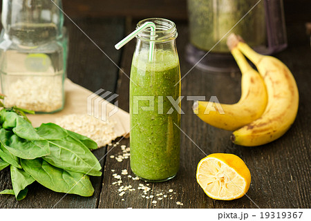 fresh detox green smoothie with spinach 19319367