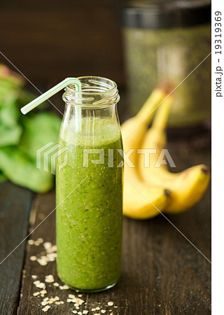 fresh detox green smoothie with spinach 19319369
