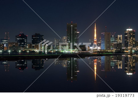 東京の高層ビル群と鏡像の夜景 19319773