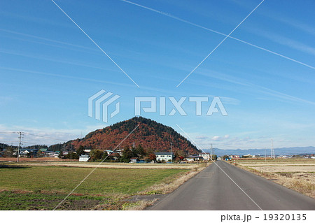 秋の変わった雲 細長い雲 不思議な雲 田舎の風景 里山 秋の変わった雲 細長い雲 不思議な雲 田舎の風景 里山 19320135