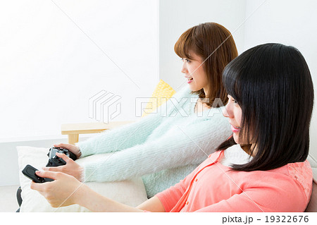 女性　二人　ビデオオンデマンド　映像コンテンツ　インターネットテレビ視聴　カジュアル 19322676